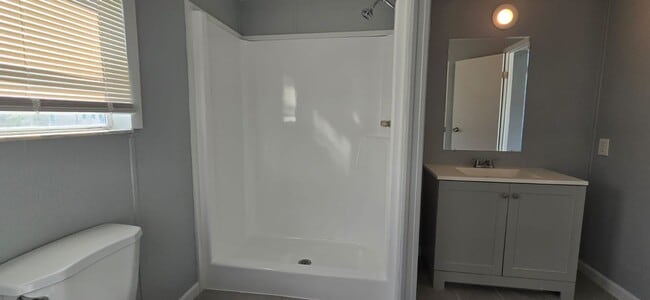 Building Photo - Newly renovated 4/3 property with fenced in yard!