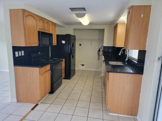 Building Photo - 22353 Buffalo Ave