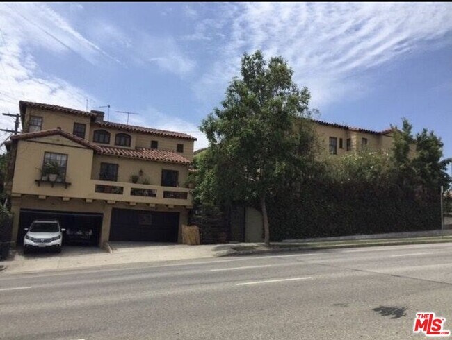 Building Photo - 1302 S Orange Dr