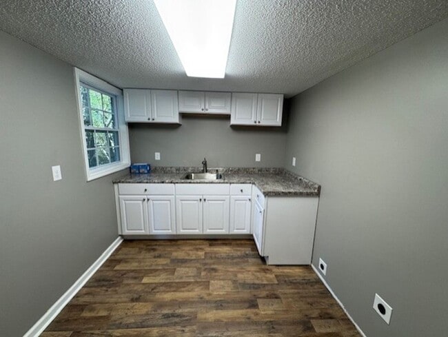 Building Photo - MOVE IN SPECIAL AVAILABLE!!