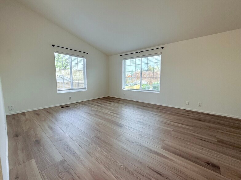 Building Photo - 571 SE Mountain View Rd