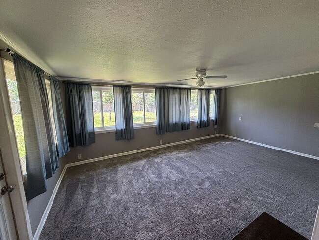 Building Photo - 318 Sprucewood Ln