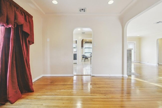 Building Photo - 517 E Chestnut St