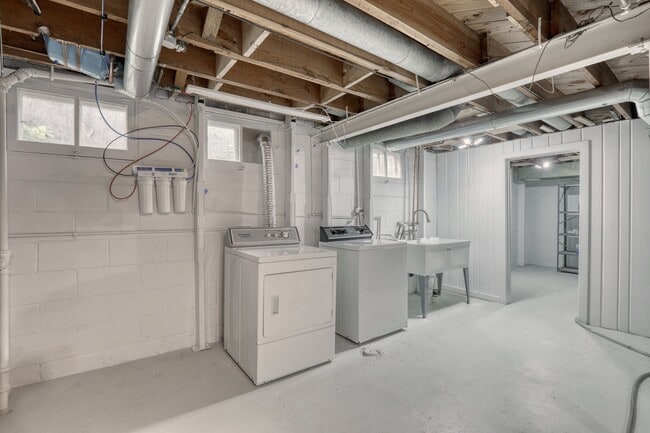 Building Photo - 645 Hi View Ct