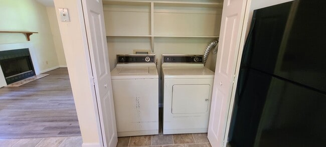 Building Photo - Corner Lot 3BR 1.5BA Home in Forest