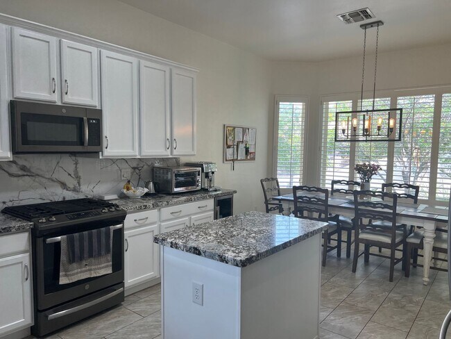 Building Photo - Gorgeous Northwest 3 Bedroom!