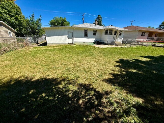 Building Photo - Adorable 3 bedroom 1.5 bathroom house for ...