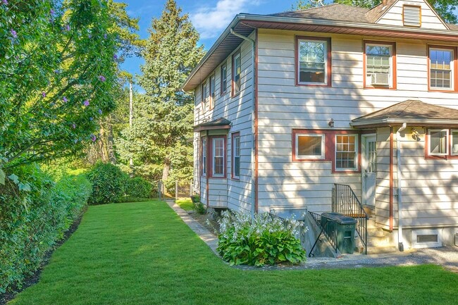 Building Photo - 806 Pelhamdale Ave