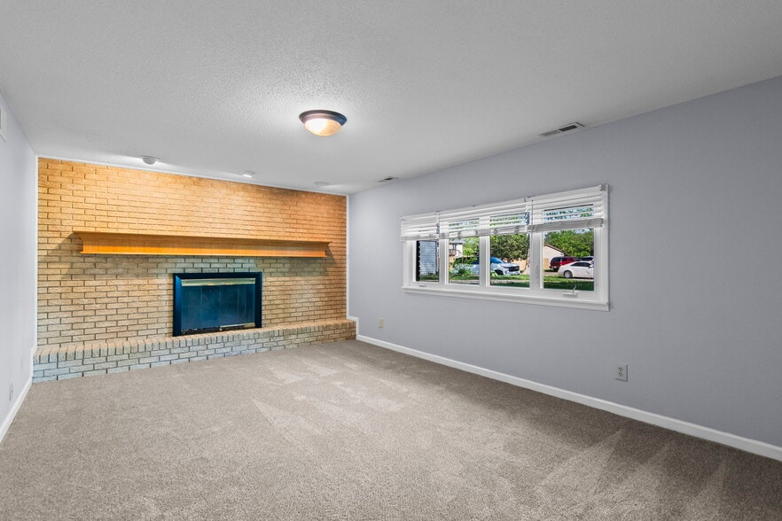 Building Photo - 204 Saxon Dr