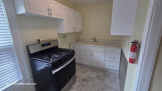 Building Photo - Freshly painted 3 bed Duplex in South Minn...