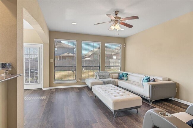 Building Photo - 3418 Castleton Dr