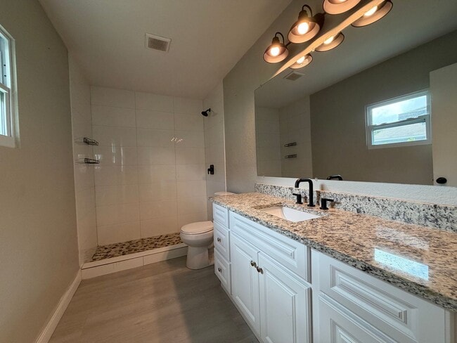 Building Photo - 3 bed/2 bath in St.Pete!