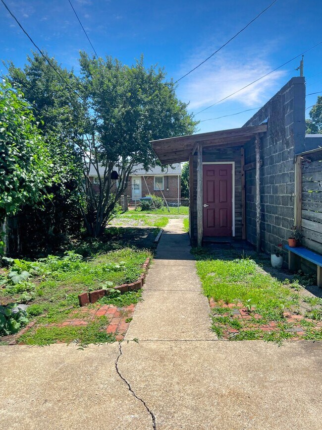 Building Photo - Classic Richmond Row House Steps from Byrd...