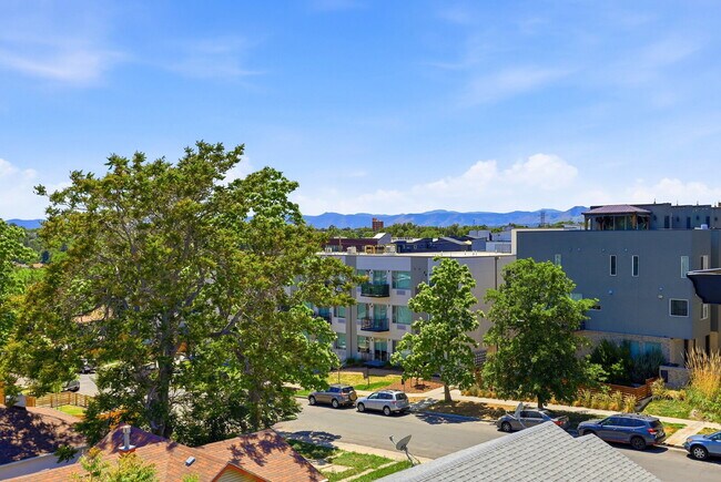 Building Photo - $2,745.95, 2-bed, 2.5 bath, located in Denver with a Rooftop Patio
