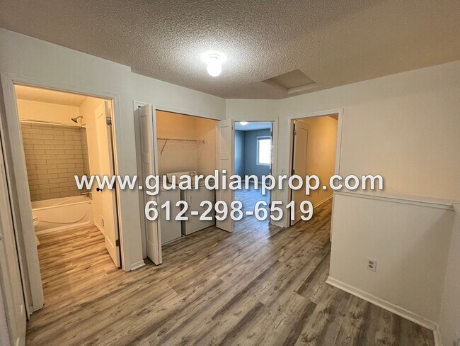 Building Photo - Woodbury Townhouse Available November 1, U...