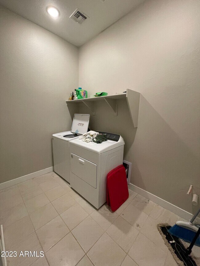 Building Photo - 14030 W Desert Flower Dr