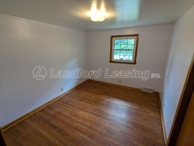 Building Photo - Spacious Split-Level Home in Columbia Stat...