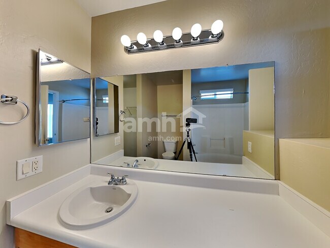 Building Photo - 11967 W Granada Rd