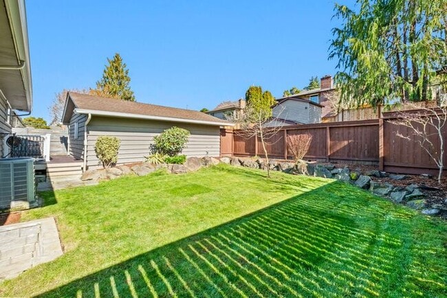 Building Photo - Elegant and Spacious Air-Conditioned Lincoln Park Rambler