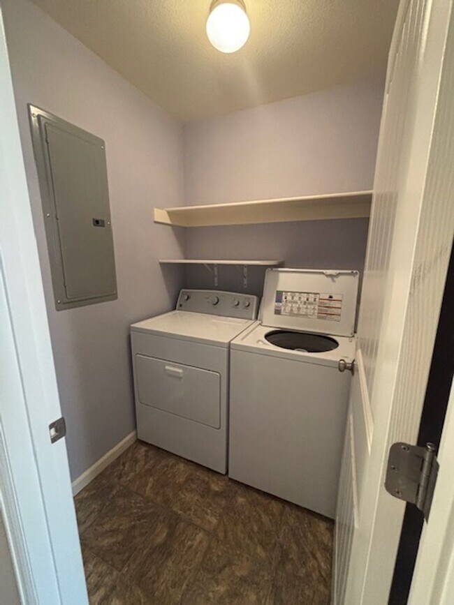 Building Photo - 4 Bedroom 3.5 Bath Townhome in Saddle Ridge!!!