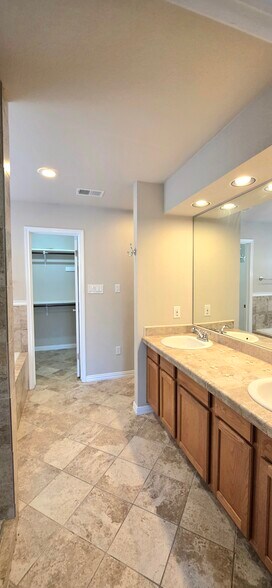 Building Photo - 1701 Brokenshoe Dr