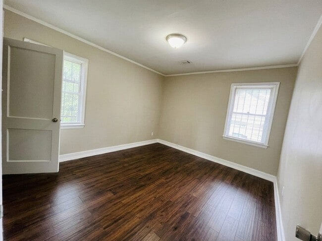 Building Photo - Charming & Fully Refreshed 2BR/1BA Near the University District – Move-In Ready!