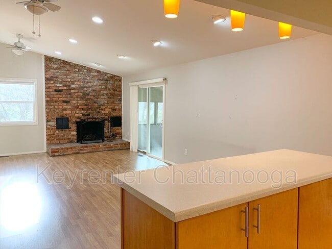 Building Photo - 1023 N Runyan Dr