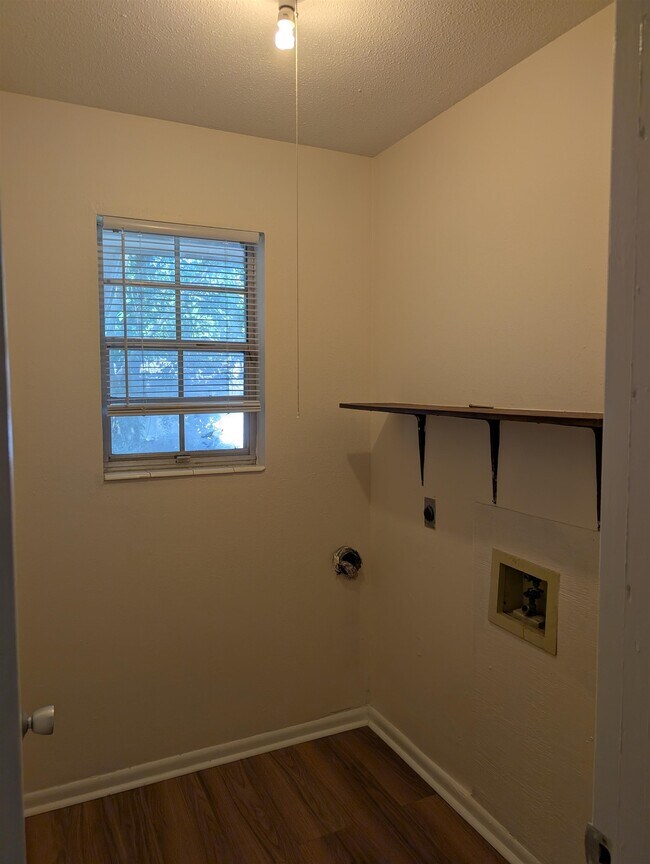 Building Photo - 410 Gaither Dr