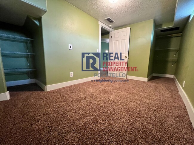 Building Photo - 3 Bedroom 1 bath - 1 car garage - "Pet Negotiable"