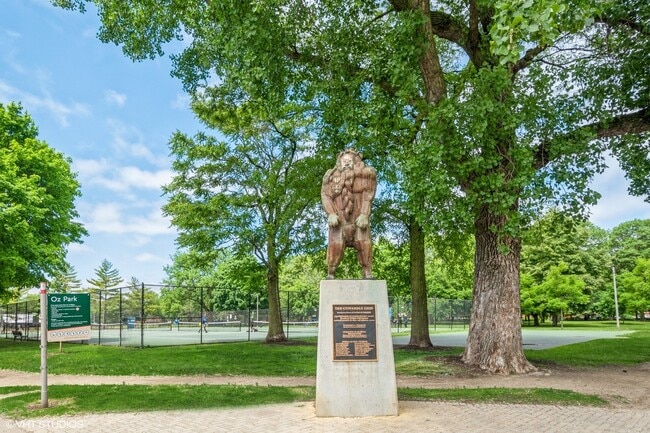 Building Photo - 2103 N Larrabee St