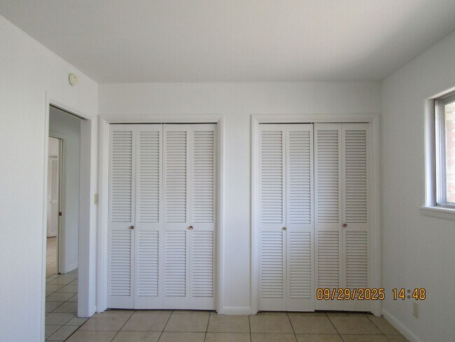 Building Photo - Very nice spacious home! No Carpet! Pet Fr...