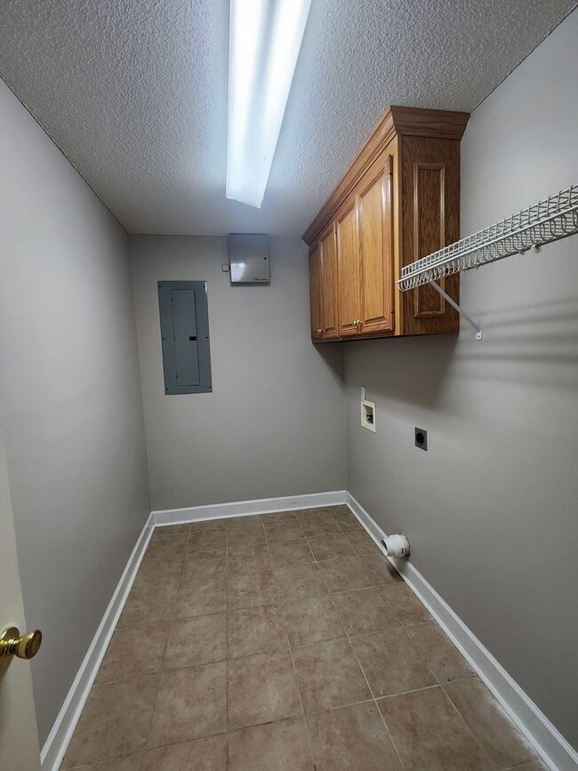 Building Photo - Spacious 4BR Home with New LVP Flooring an...