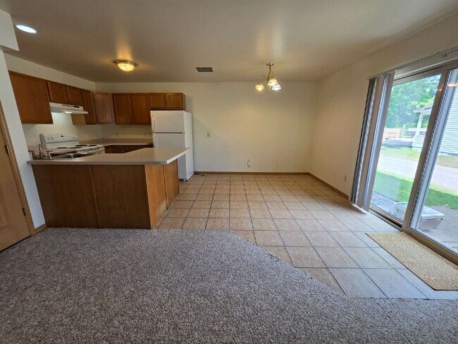 Building Photo - 2 bed 1 bath right off Water Street Available June 1st