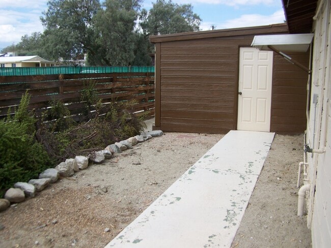 Building Photo - 2 Bed +1 Bath SINGLE FAMILY HOME + HUGE ba...