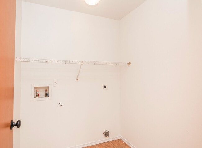 Building Photo - 3 Bedroom 2.5 Bath with fenced yard