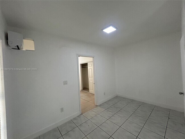 Building Photo - 2611 SW 62nd Ave