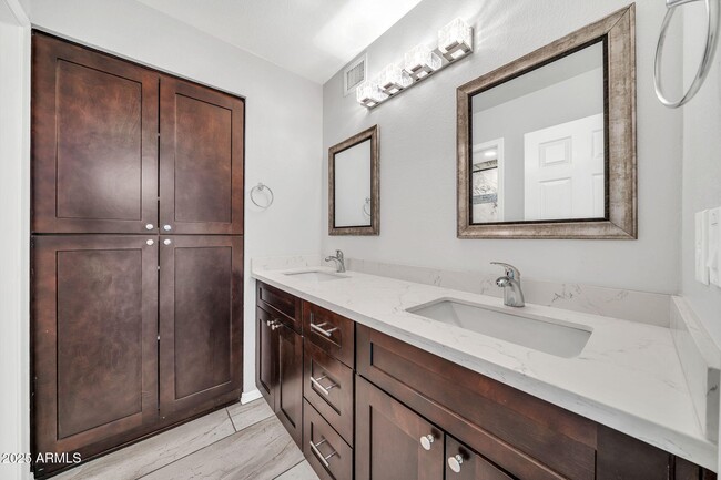 Building Photo - 5044 E Paradise Ln