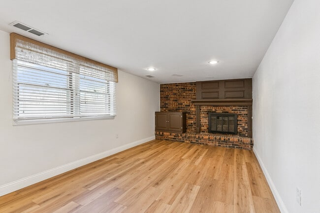 Building Photo - 3032 W 9th St