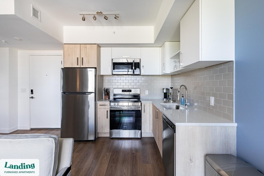 Building Photo - 200 NE 1st Ave