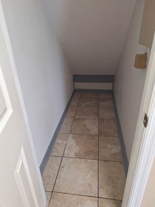 Building Photo - Convenient location to interstate in North...