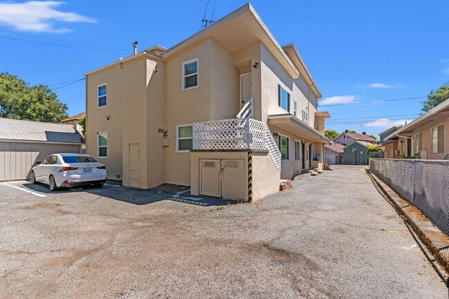 Building Photo - Newly Renovated 2 Bedroom Apartment with P...