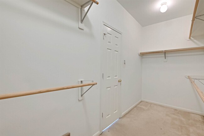 Building Photo - 8846 Gas Light Village Dr