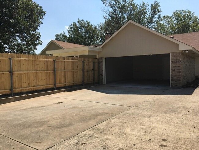 Building Photo - 3113 Kensington Dr