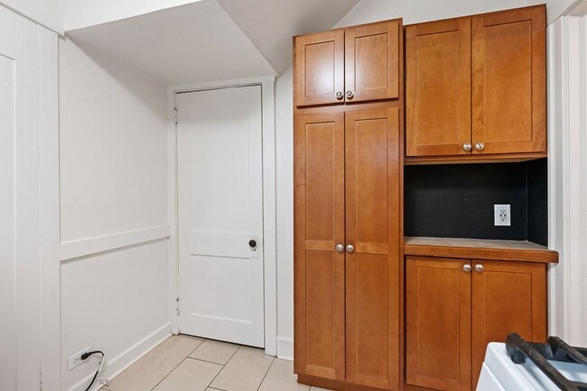 Building Photo - Updated 2 Bedroom Single Family Home In Be...