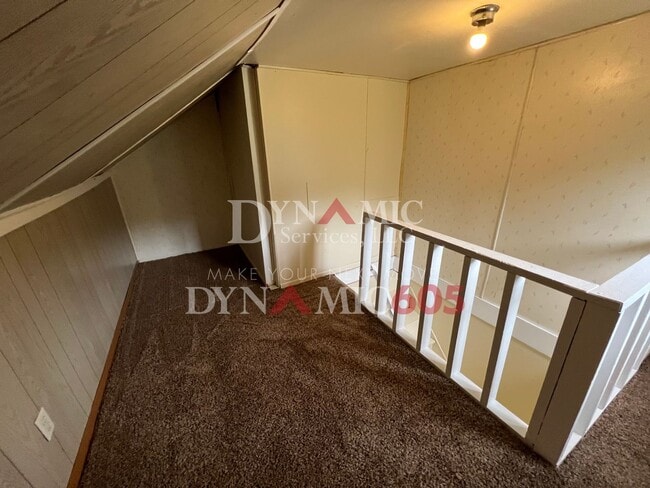 Building Photo - Upper 2BR/1BA - All Utilities Paid by Land...
