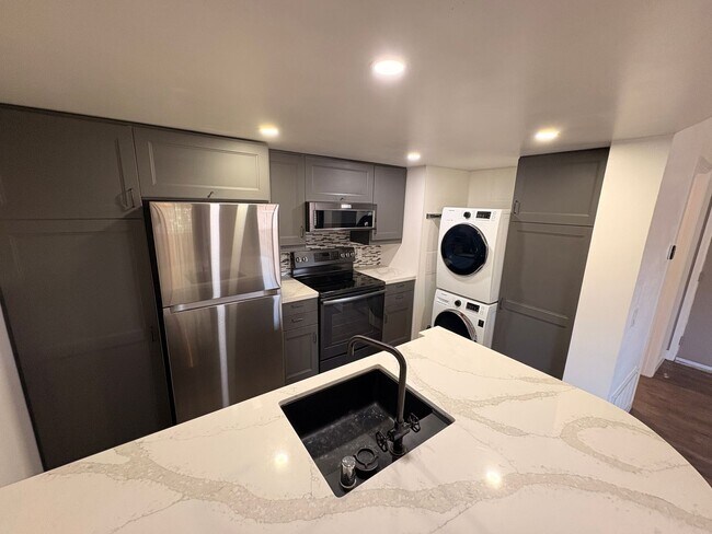 Building Photo - ***MOVE-IN SPECIAL*** AVAILABLE NOW! 2 Bedroom 2 bathroom upstairs unit located in Ontario