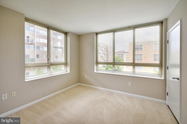 Building Photo - 355 I St SW