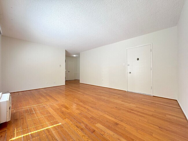 Building Photo - 1020 N Edinburgh Ave