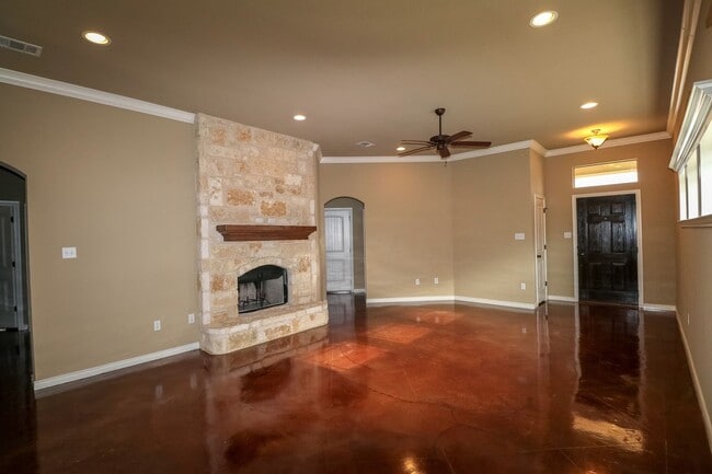 Building Photo - 4 Bedroom Single Family Home:  Move in Special: 3 weeks free with approved application by Decembe...