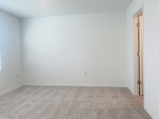 Building Photo - 172 Riverfront Wy